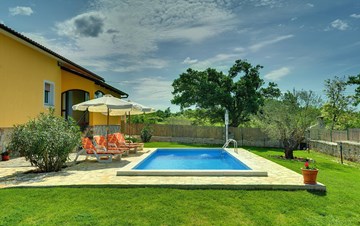 Villa mit Privatem Pool, Terrasse, Grill und Eingezäunter Garten