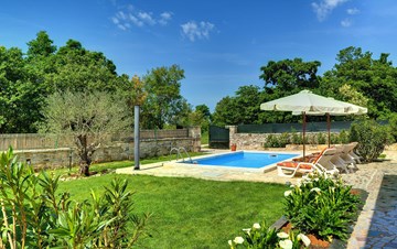 Vila s privatnim bazenom, terasom i roštiljem, ograđena okućnica