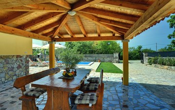 Villa with private pool, terrace, barbecue and fenced garden