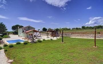 Villa with heated outdoor pool and spacious garden, for 6 persons