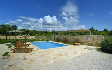 Villa with heated outdoor pool and spacious garden, for 6 persons