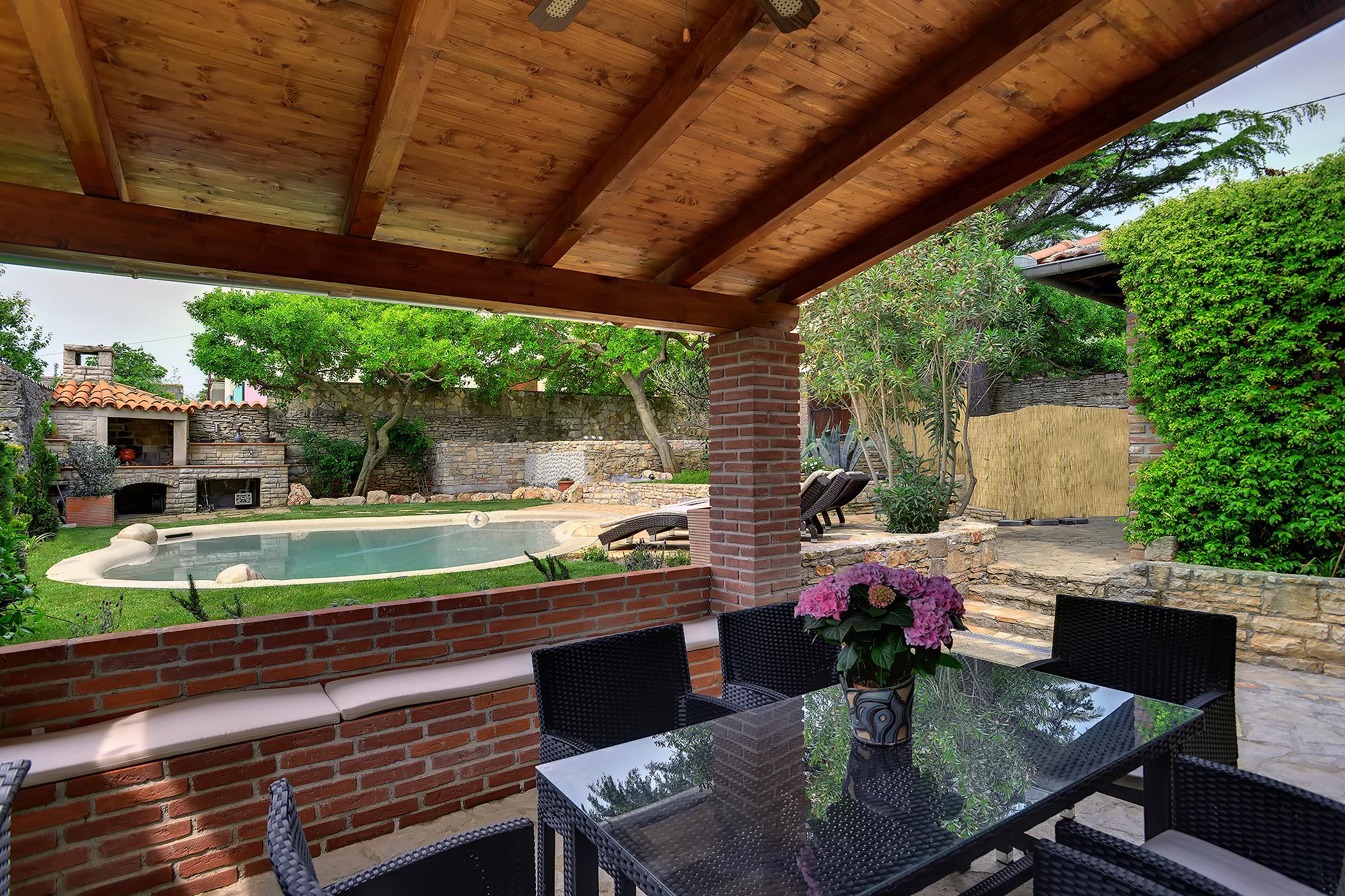 Vila u Ližnjanu s terasom te bazenom s gejzirima i hidromasažom