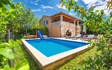 Luxuriously equipped villa with private pool near Žminj