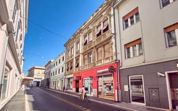 Building in the center of Pula offers comfortable accommodation