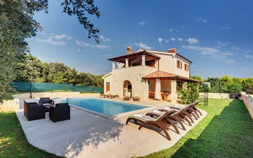 Incantevole villa in pietra a Medulin con piscina e terrazza