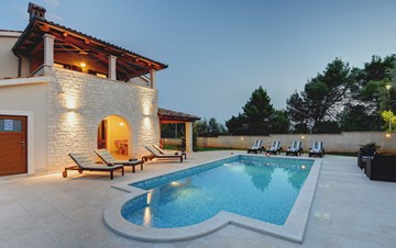 Incantevole villa in pietra a Medulin con piscina e terrazza