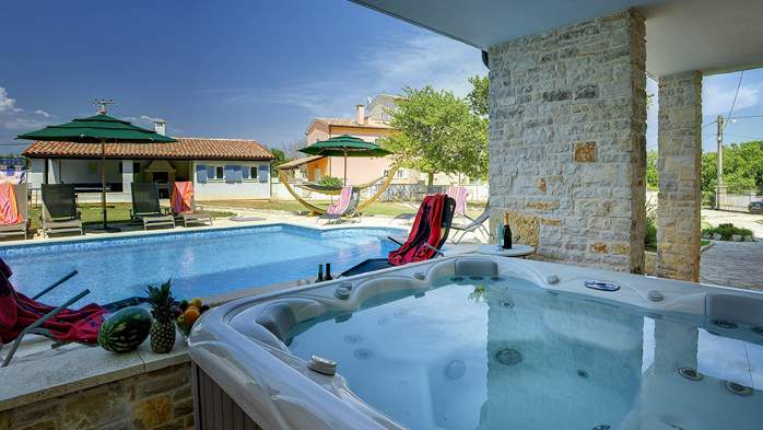 Two villas with two swimming pools and jacuzzi, WiFi, playground, 9