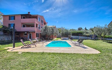 Casa a Banjole offre alloggio in appartamenti con piscina