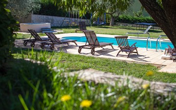 Casa a Banjole offre alloggio in appartamenti con piscina