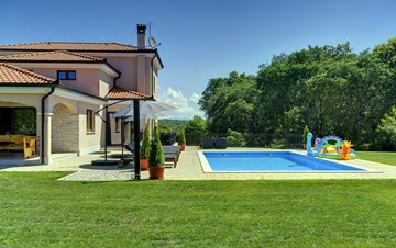 Beautiful villa on two floors with private pool, billiards, Wi-Fi