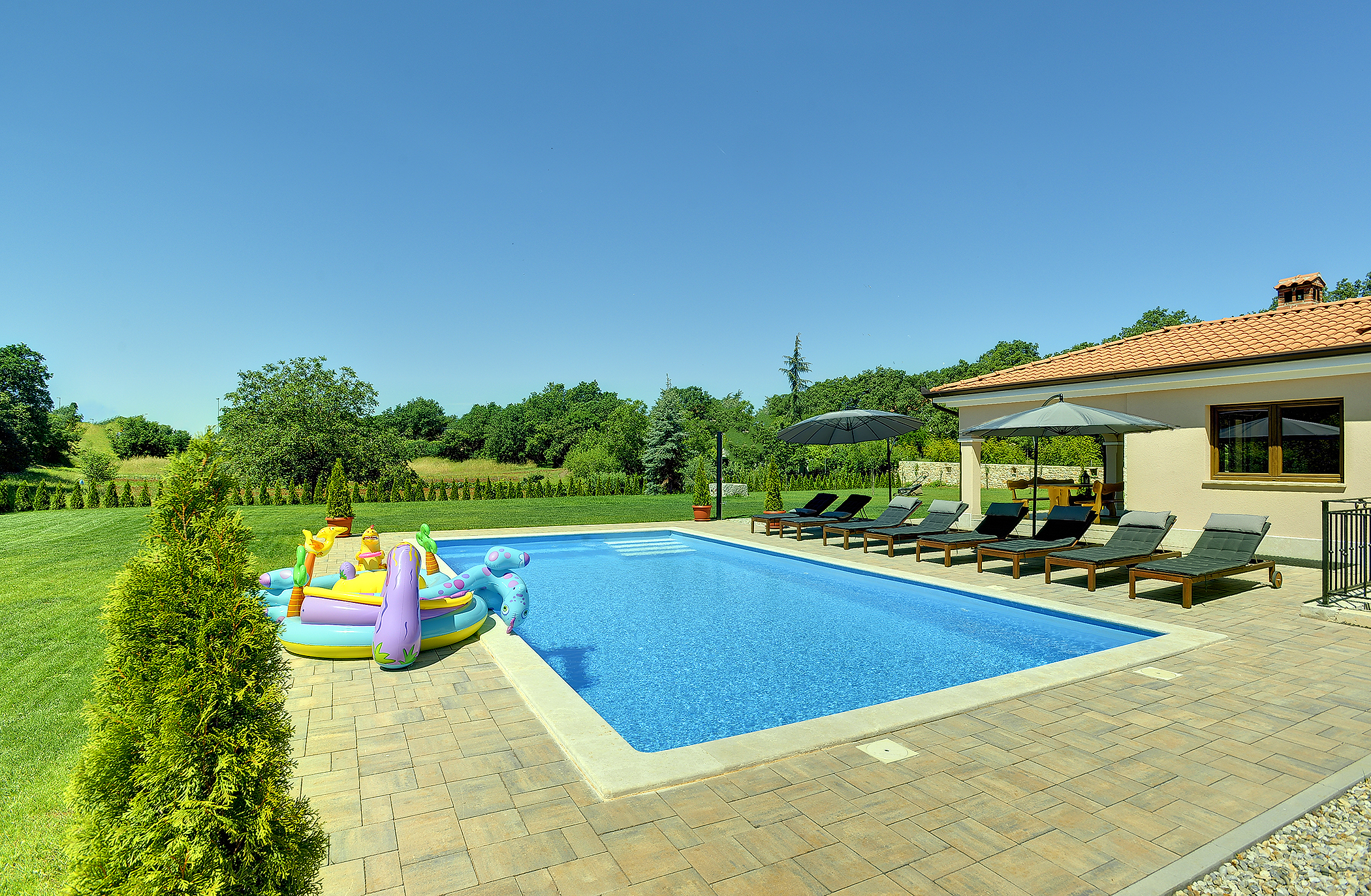 Beautiful villa on two floors with private pool, billiards, Wi-Fi
