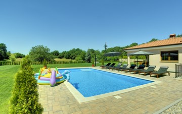 Schöne Villa auf zwei Etagen mit privatem Pool, Billard, Wi-Fi