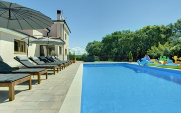 Predivna dvoetažna vila s privatnim bazenom, biljarom, Wi-Fi