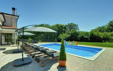 Schöne Villa auf zwei Etagen mit privatem Pool, Billard, Wi-Fi