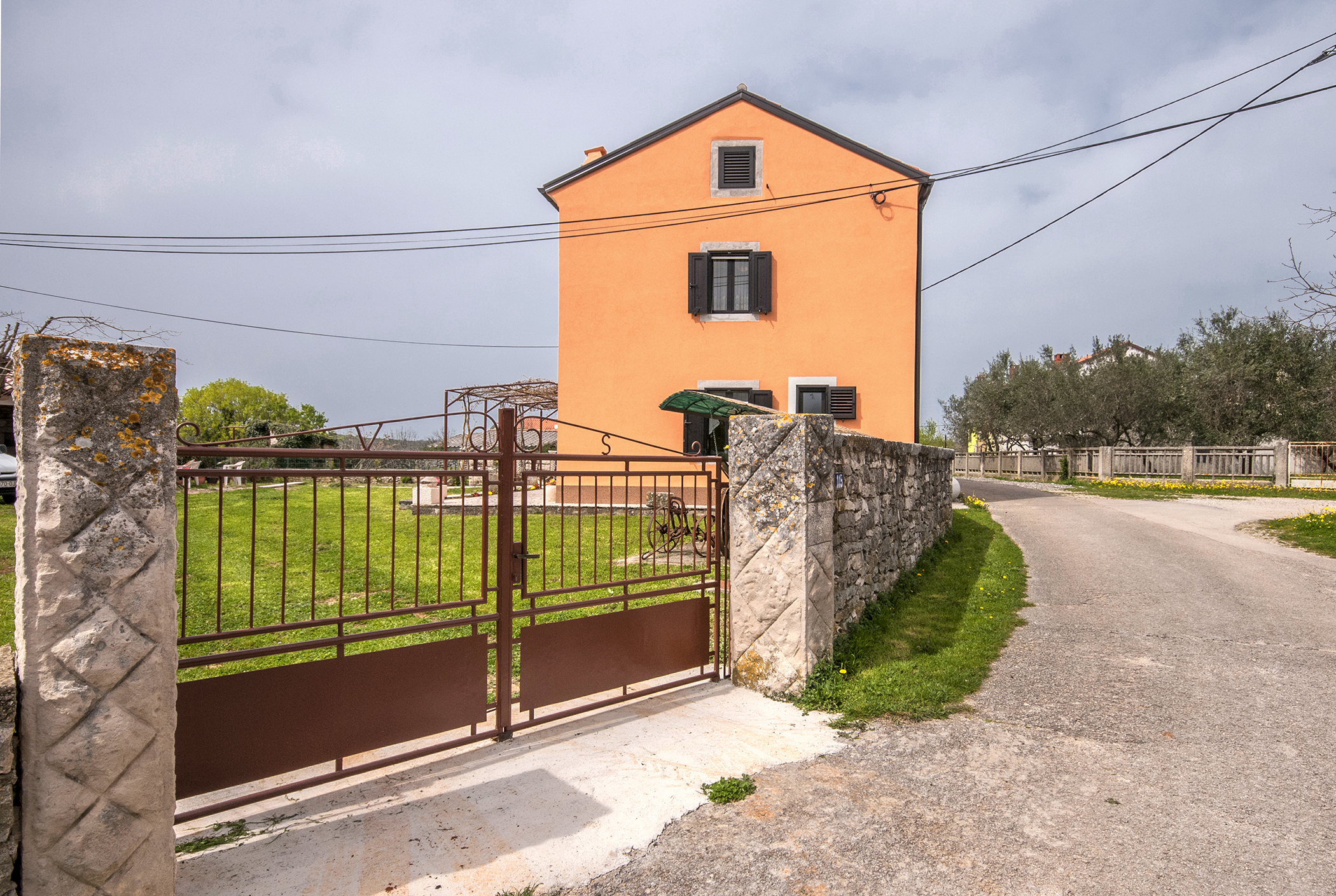 Obnovljena kuća u istarskom stilu, terasa za sunčanje, vrt, WIFI