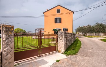 Renovated Istrian style house, sun terrace, garden, WIFI