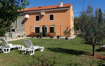 Renovated Istrian style house, sun terrace, garden, WIFI