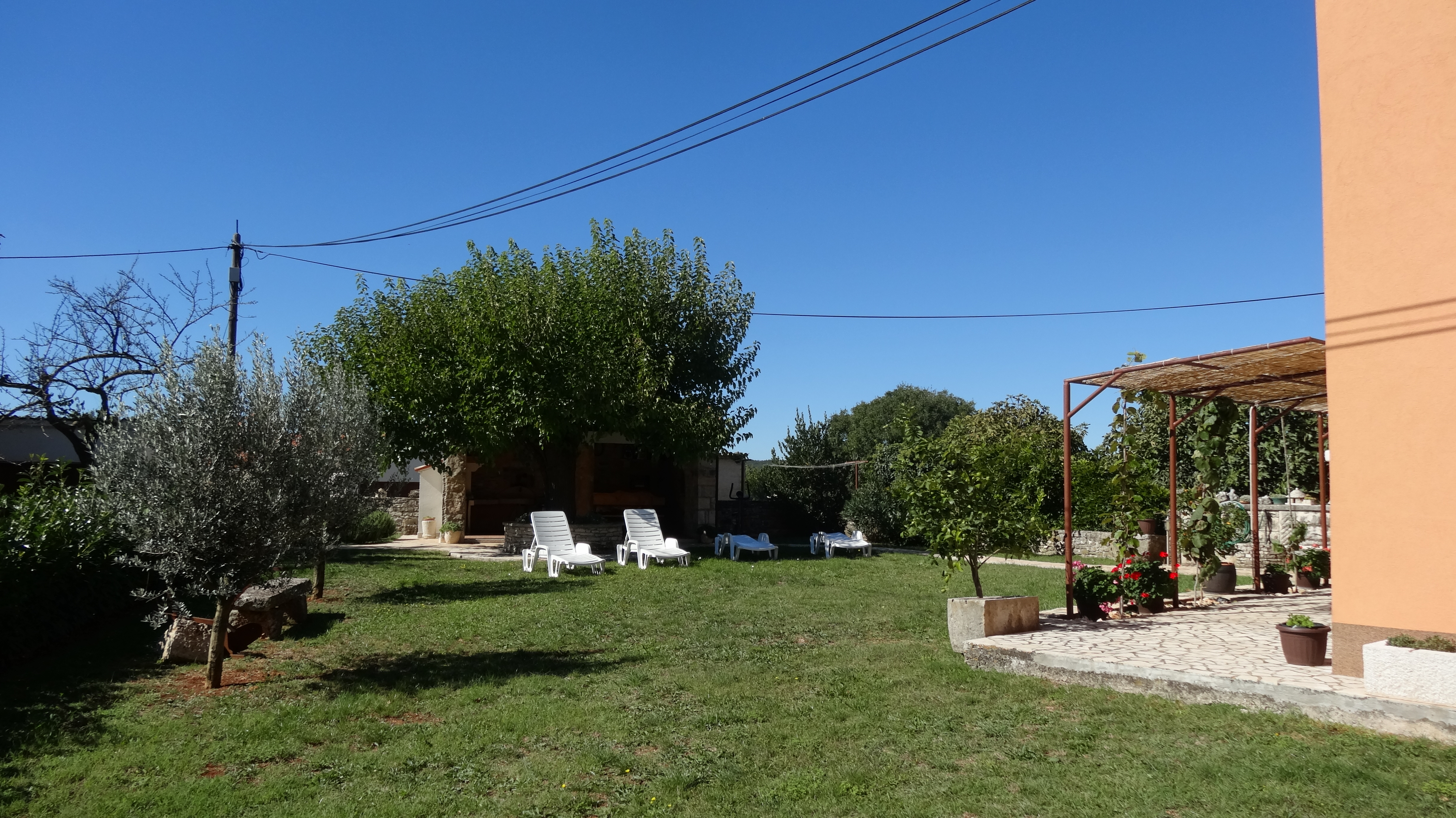 Obnovljena kuća u istarskom stilu, terasa za sunčanje, vrt, WIFI