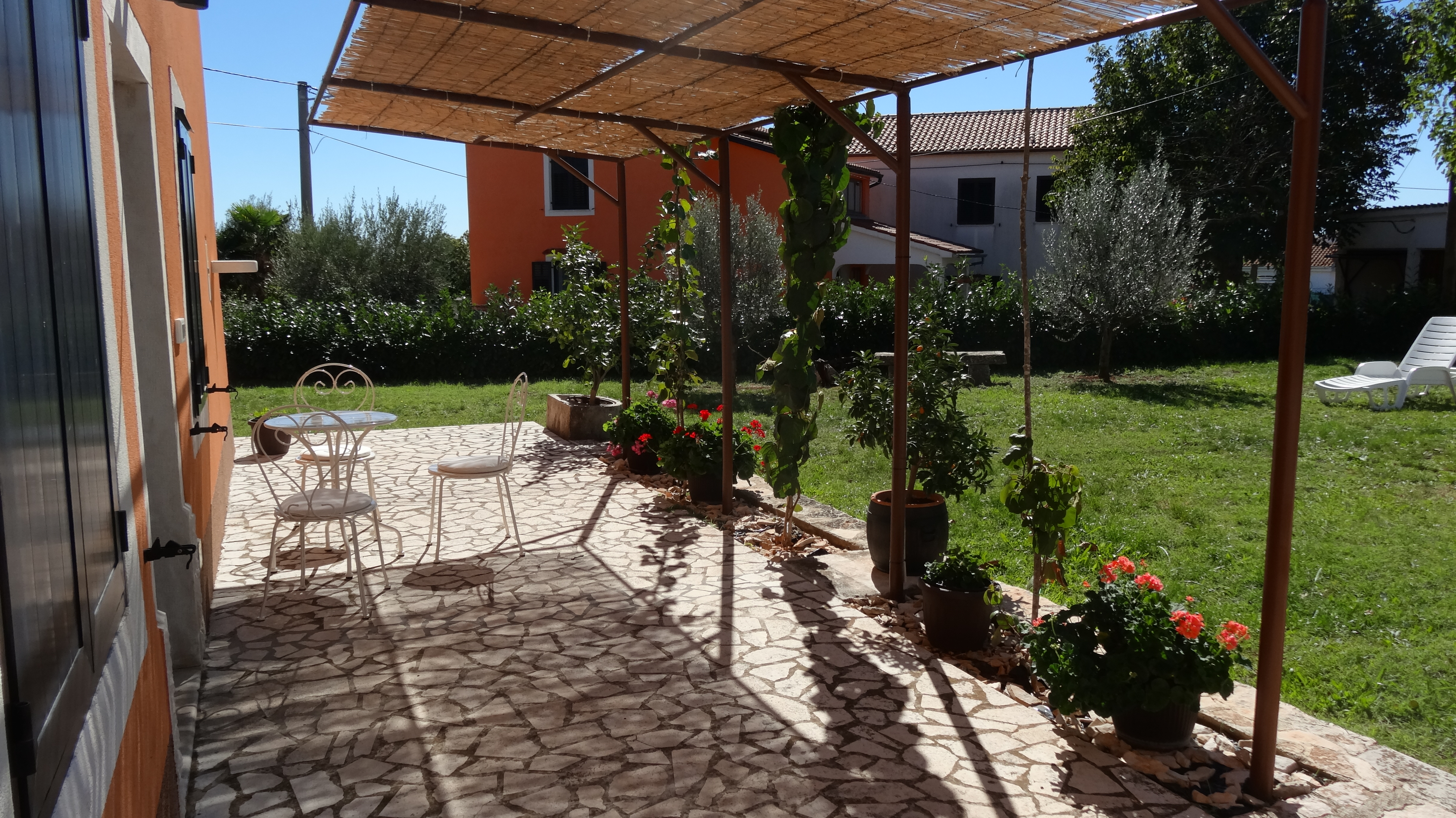 Obnovljena kuća u istarskom stilu, terasa za sunčanje, vrt, WIFI