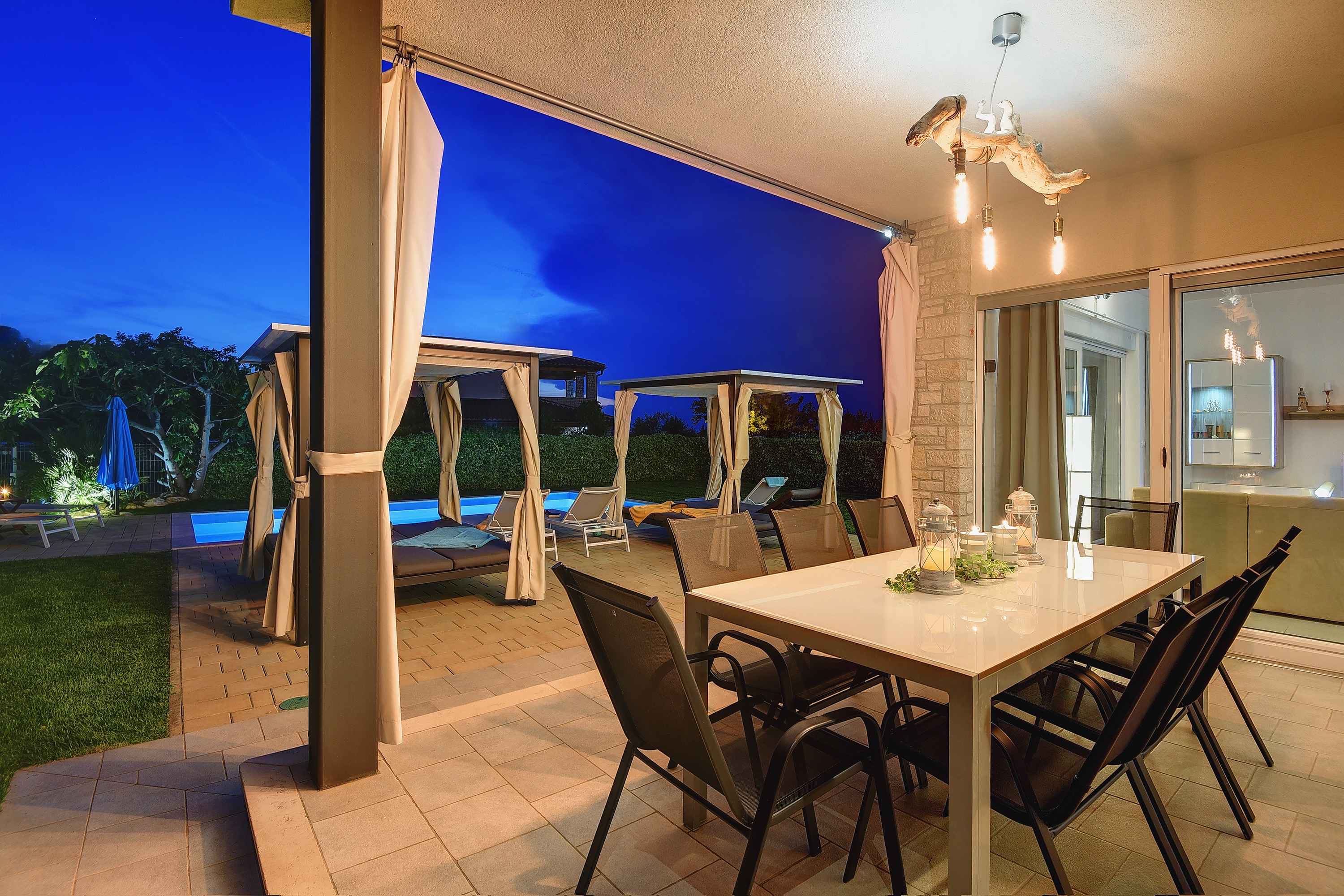 Villa moderna con piscina privata e terrazza vicino a Novigrad