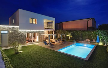Modern villa with private pool and sun terrace close to Novigrad