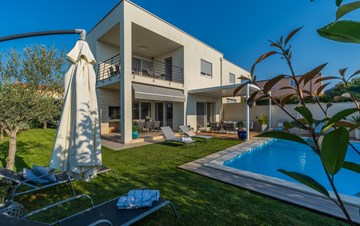 Villa mit Pool, Terrasse, für 6 bis  8 Personen, neben Novigrad