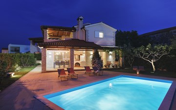 Villa con piscina, vicino a Novigrad, per una vacanza perfetta