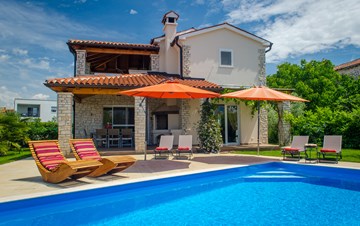 Villa con piscina, vicino a Novigrad, per una vacanza perfetta