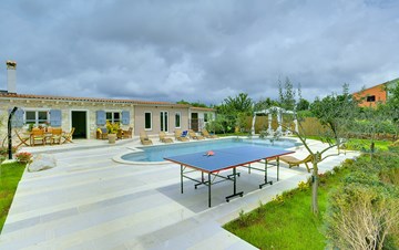 Cozy and modern six bedroom villa with bright pool, gym and WiFi