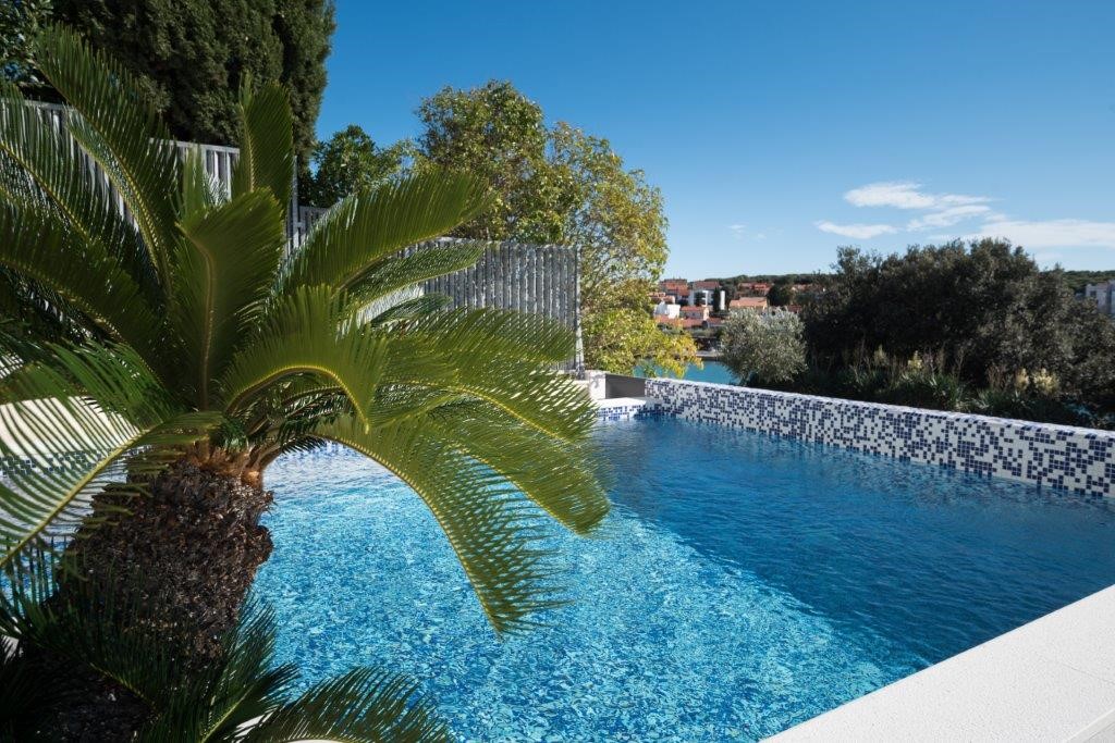 Luxuriös Villa nur 30 m vom Meer entfernt, privater Pool, Grill