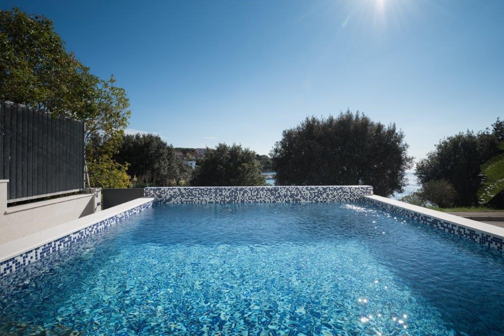 Luxuriös Villa nur 30 m vom Meer entfernt, privater Pool, Grill