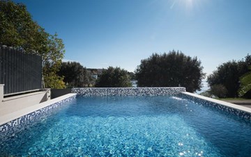 Luksuzna vila s privatnim bazenom, 30 m od mora, WiFi, roštilj