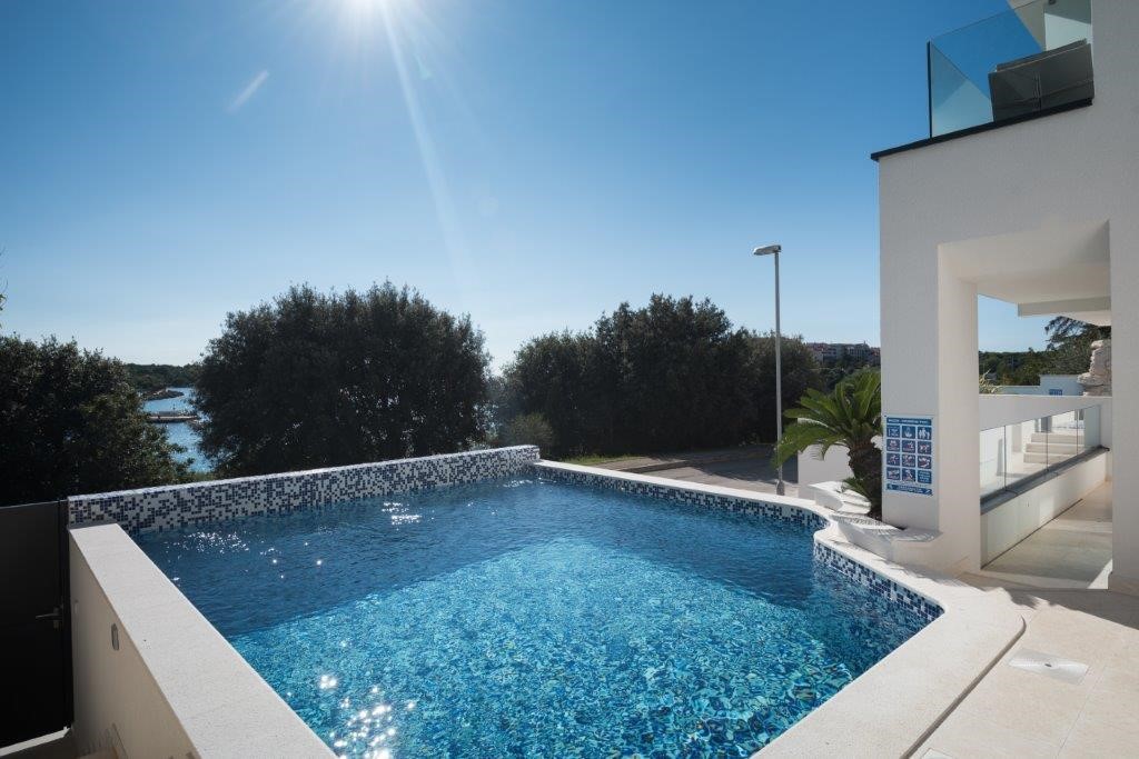 Luxuriös Villa nur 30 m vom Meer entfernt, privater Pool, Grill