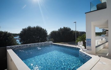 Luxuriös Villa nur 30 m vom Meer entfernt, privater Pool, Grill
