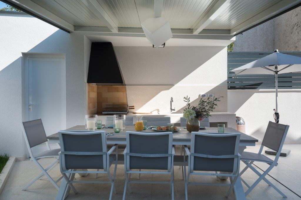 Luxuriös Villa nur 30 m vom Meer entfernt, privater Pool, Grill