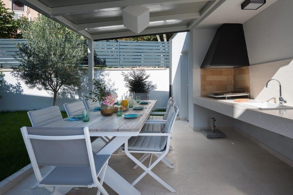 Luxuriös Villa nur 30 m vom Meer entfernt, privater Pool, Grill