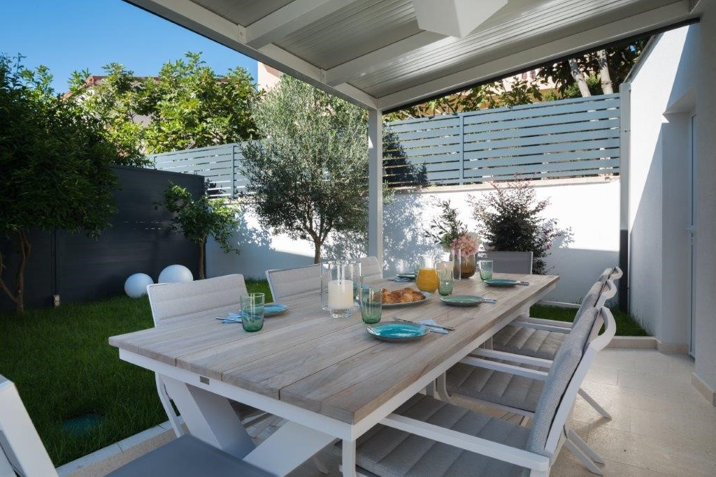 Luxuriös Villa nur 30 m vom Meer entfernt, privater Pool, Grill