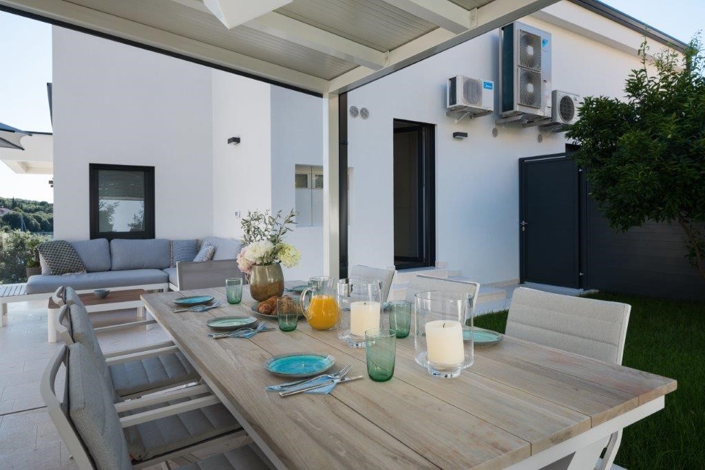 Luxuriös Villa nur 30 m vom Meer entfernt, privater Pool, Grill