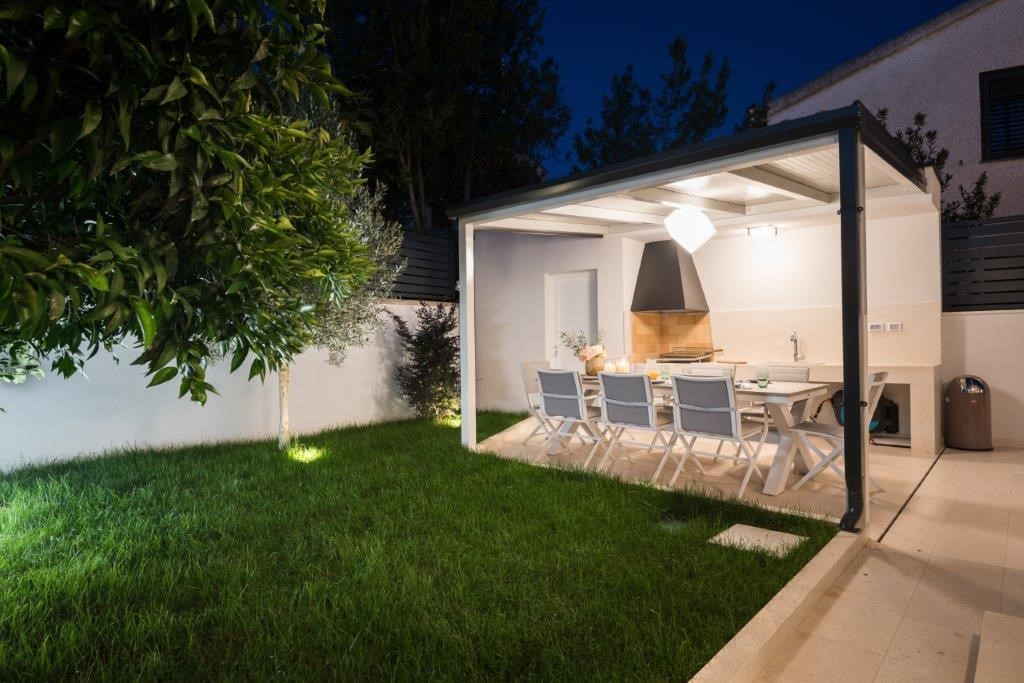 Luxuriös Villa nur 30 m vom Meer entfernt, privater Pool, Grill