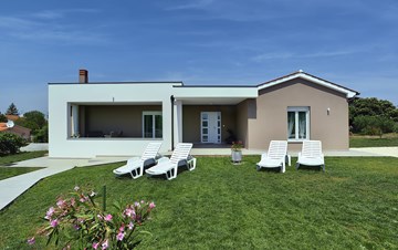 Holiday house in Pula on a quiet location, two bedrooms, Wi-Fi