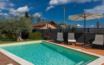Rustica e incantevole villa a Krnica con piscina e cucina esterna