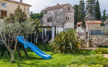 Rustische und charmante villa in Krnica mit Pool und Sommerküche