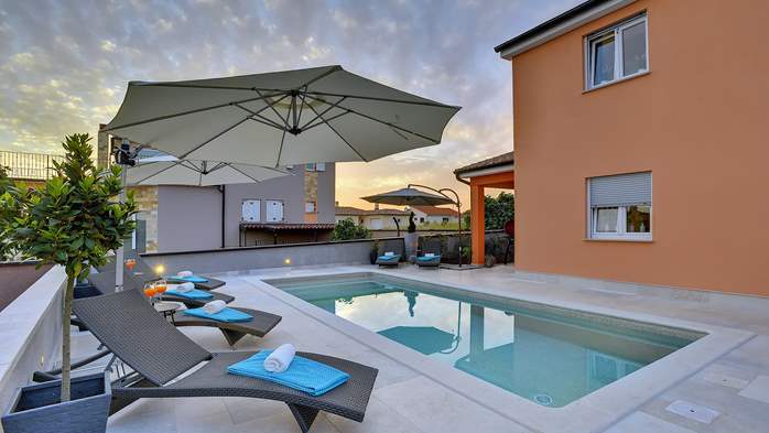 Neue Villa auf zwei Etagen mit beheiztem Pool, Terrasse, WLAN, 3
