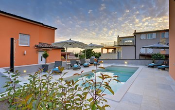 Neue Villa auf zwei Etagen mit beheiztem Pool, Terrasse, WLAN