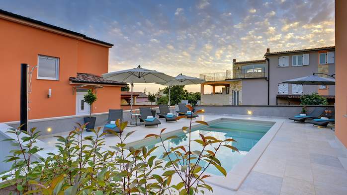 Neue Villa auf zwei Etagen mit beheiztem Pool, Terrasse, WLAN, 4