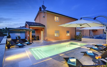 Neue Villa auf zwei Etagen mit beheiztem Pool, Terrasse, WLAN