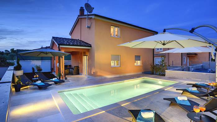New villa on two floors with heated pool, terrace, WiFi, BBQ, 1