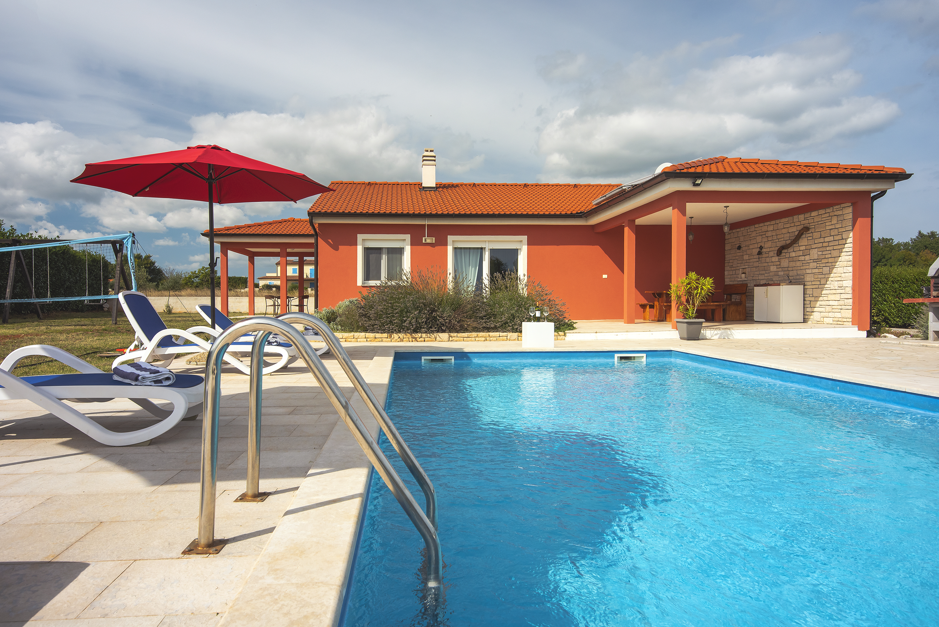 Villa mit Schwimmbad, Spielplatz und Sonneterrasse