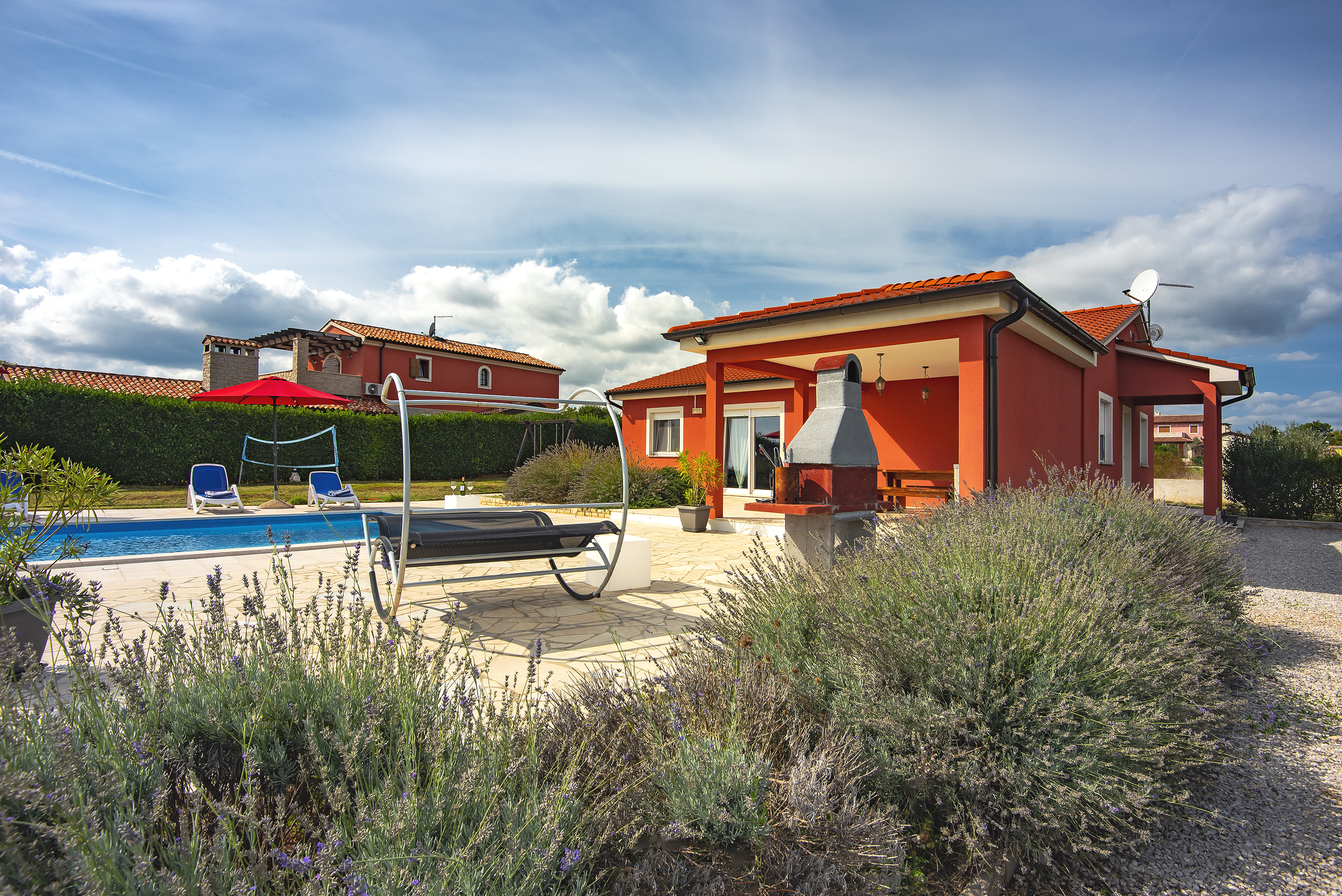 Villa mit Schwimmbad, Spielplatz und Sonneterrasse