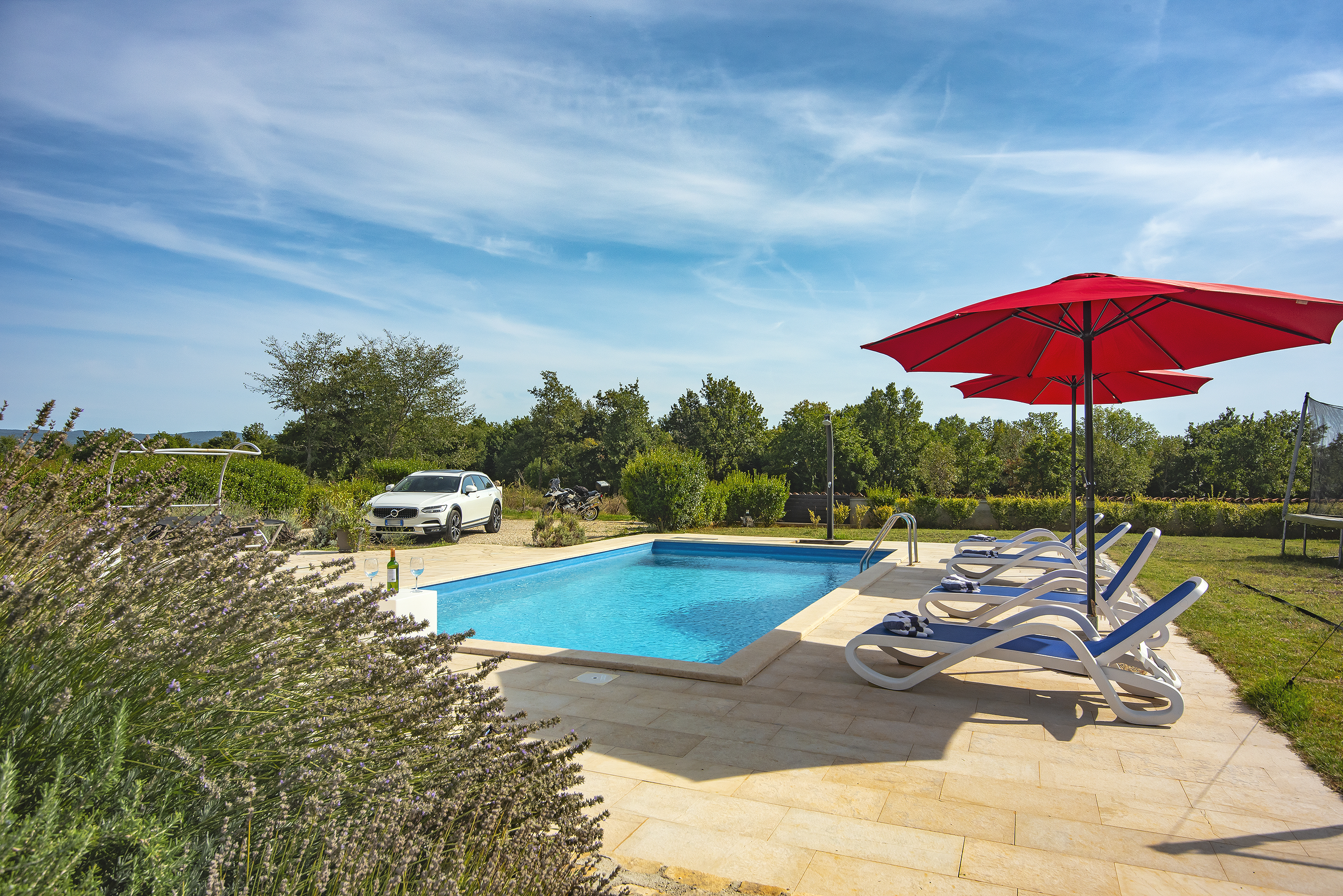 Villa mit Schwimmbad, Spielplatz und Sonneterrasse